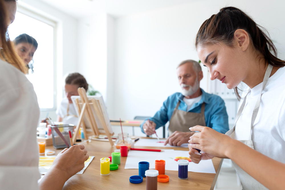 Les ateliers artistiques en maison de retraite : un épanouissement par la peinture, le théâtre et l’écriture